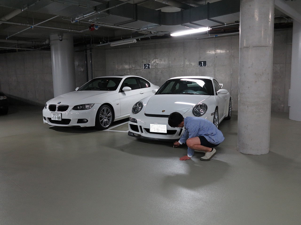 変態的なスポーツカーが格納